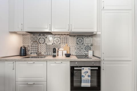 Coffee/tea facilities, Kitchen or kitchenette, dishwasher, stove