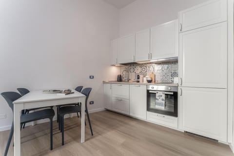 Kitchen or kitchenette, Dining area, oven, stove