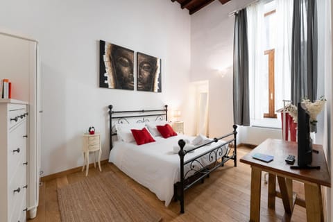 Bed, TV and multimedia, Photo of the whole room, Bedroom, wardrobe