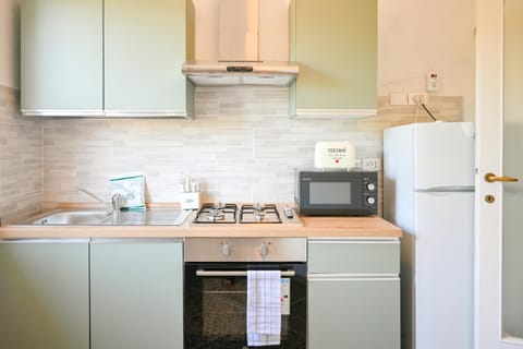 Coffee/tea facilities, Kitchen or kitchenette, oven, stove, toaster
