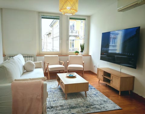 Communal lounge/ TV room, TV and multimedia, Living room, Evening entertainment