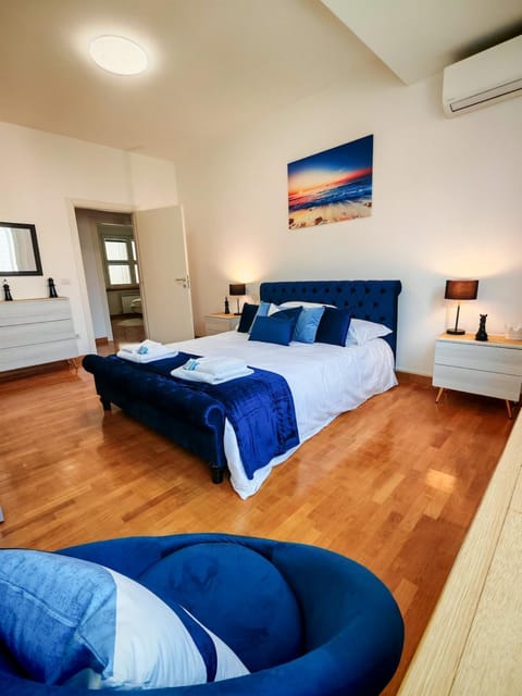 Bed, Photo of the whole room, Bedroom, air conditioner