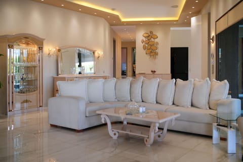 TV and multimedia, Living room, Seating area, Pool view, Inner courtyard view, internet
