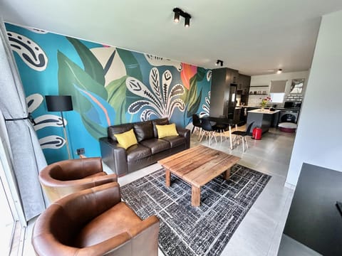 TV and multimedia, Kitchen or kitchenette, Living room, Seating area