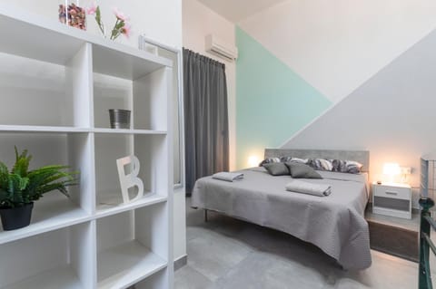 Bed, Library, Photo of the whole room