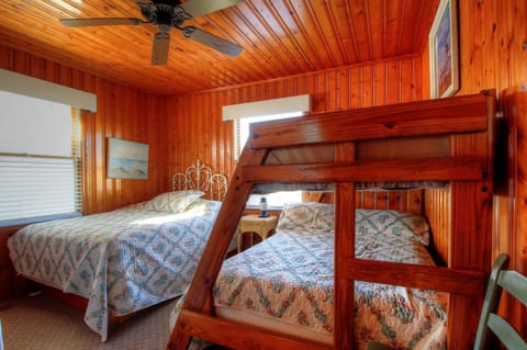 Averette Cottage by Carolina Beach Realty House in Carolina Beach