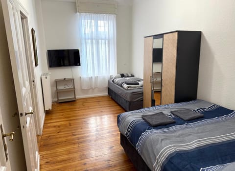Bed, TV and multimedia, Photo of the whole room, Bedroom, wardrobe