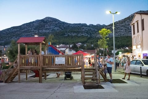 Off site, Neighbourhood, Natural landscape, Summer, Entertainment, Family