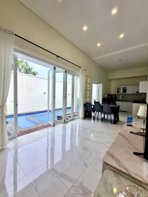 Balcony/Terrace, Kitchen or kitchenette, Dining area, Pool view, Swimming pool