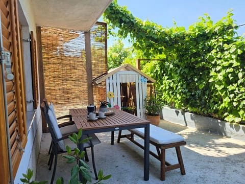Patio, Spring, Day, Balcony/Terrace, Seating area, internet