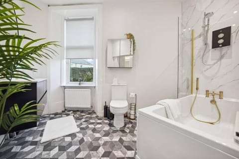 Large Terraced Home with Parking House in Glasgow