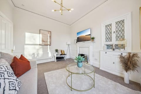 Large Terraced Home with Parking House in Glasgow