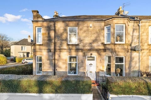 Large Terraced Home with Parking House in Glasgow
