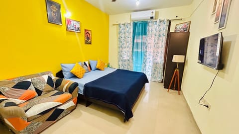 Bed, TV and multimedia, Bedroom