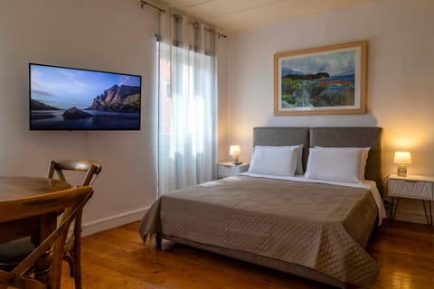 Bed, TV and multimedia, Photo of the whole room, Bedroom