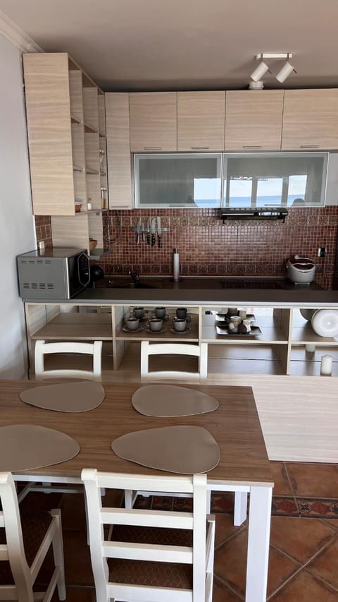 Kitchen or kitchenette, Dining area, minibar, stove