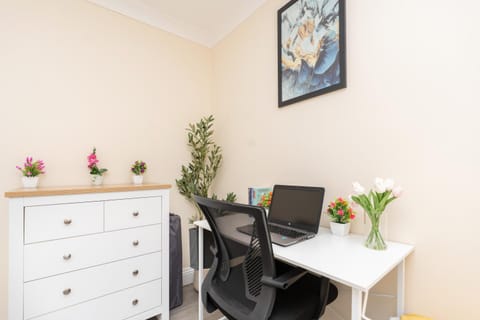 Open Mind Property -2 Bedrooms with FREE parking Apartment in Bournemouth