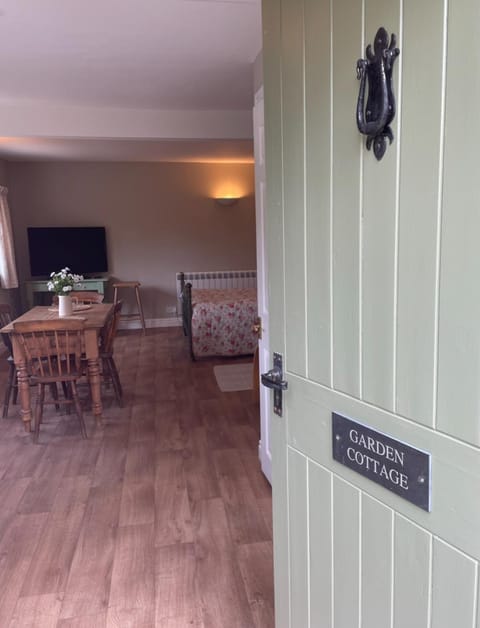 Garden cottage near River Exe House in East Devon District