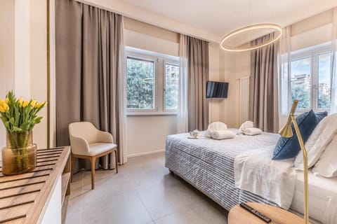 Bed, TV and multimedia, Photo of the whole room, Bedroom, towels