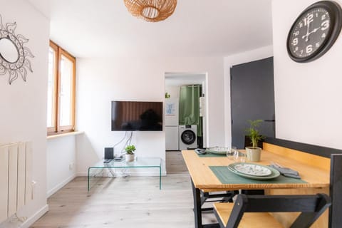 TV and multimedia, Living room, Seating area, Dining area