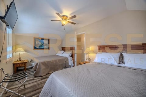 Large Beach Cabin Cabin in Lake of the Ozarks