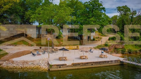 Large Beach Cabin Cabin in Lake of the Ozarks