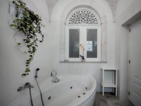 Restaurant/places to eat, Bathroom, Breakfast, Bath