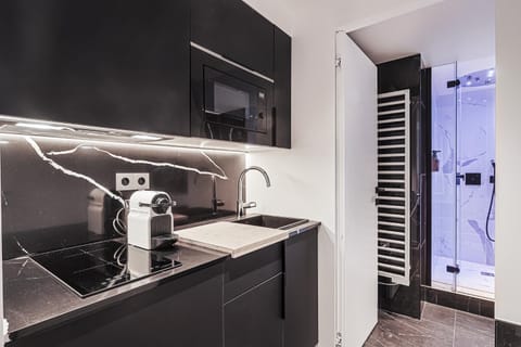 Coffee/tea facilities, Kitchen or kitchenette, microwave, stove