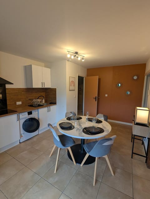 Kitchen or kitchenette, Dining area