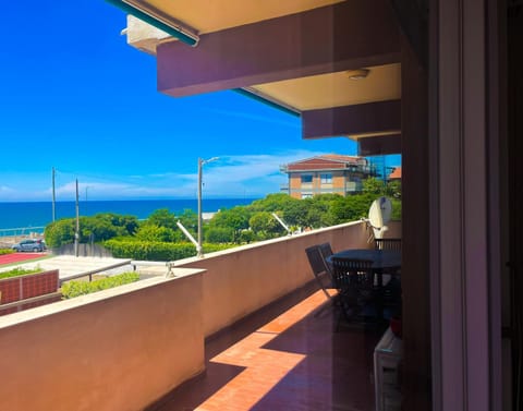 Day, Natural landscape, View (from property/room), Balcony/Terrace, Dining area, Sea view