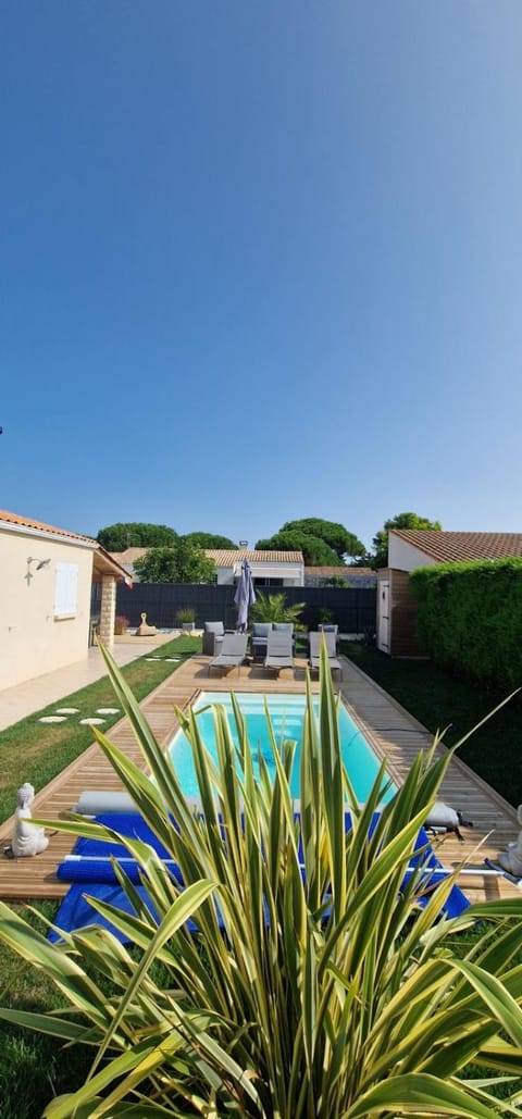 Garden, Garden view, Pool view, Swimming pool, sunbed