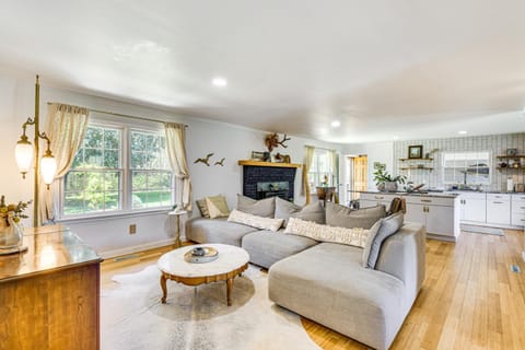 5 Mi to Lake Keowee Stylish Salem Home with Yard! House in Salem