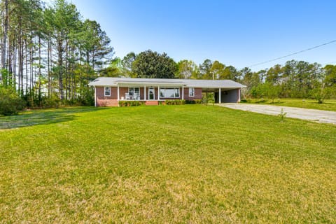 5 Mi to Lake Keowee Stylish Salem Home with Yard! House in Salem