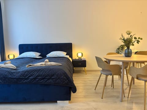 Bed, Dining area
