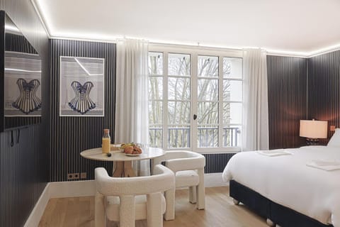 Bed, Photo of the whole room, Seating area, Dining area, Bedroom