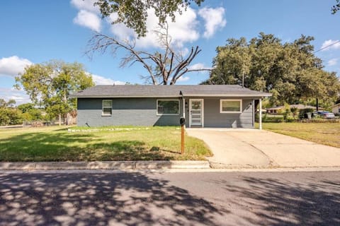 Remodeled 4BR 2BA Steps from Georgetown Square House in Georgetown