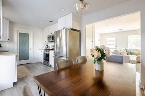 Remodeled 4BR 2BA Steps from Georgetown Square House in Georgetown