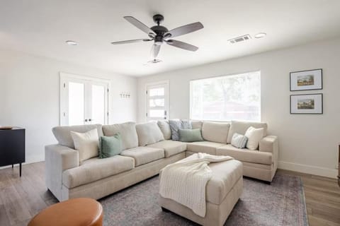 Remodeled 4BR 2BA Steps from Georgetown Square House in Georgetown