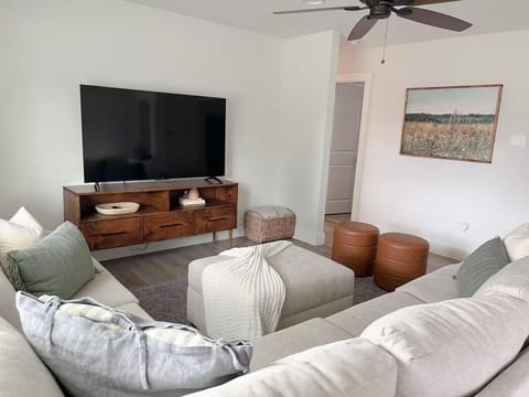 Remodeled 4BR 2BA Steps from Georgetown Square House in Georgetown