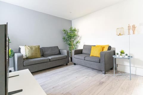Stansted 1 - 6 Bedroom - 2 and a Half Bath Apartment in Portsmouth