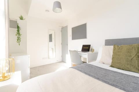Stansted 1 - 6 Bedroom - 2 and a Half Bath Apartment in Portsmouth