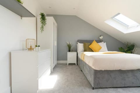 Stansted 1 - 6 Bedroom - 2 and a Half Bath Apartment in Portsmouth