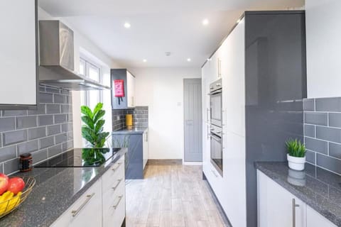 Stansted 1 - 6 Bedroom - 2 and a Half Bath Apartment in Portsmouth