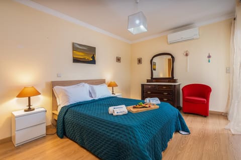 Bed, Bedroom, towels, air conditioner