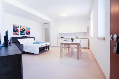 Bed, TV and multimedia, Kitchen or kitchenette, Photo of the whole room, Dining area