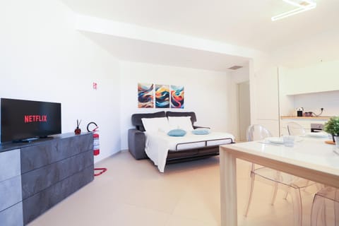 TV and multimedia, Kitchen or kitchenette, Photo of the whole room, Dining area