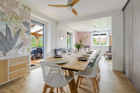 Dining area, Meals