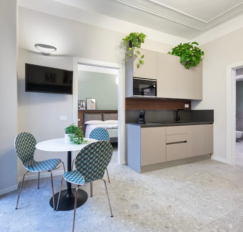 TV and multimedia, Kitchen or kitchenette, Dining area, stove