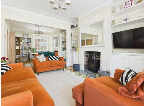 Communal lounge/ TV room, TV and multimedia, Living room, Seating area, Evening entertainment