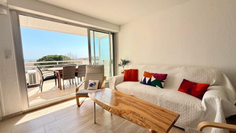 Communal lounge/ TV room, Balcony/Terrace, Living room, Seating area, Dining area, Street view